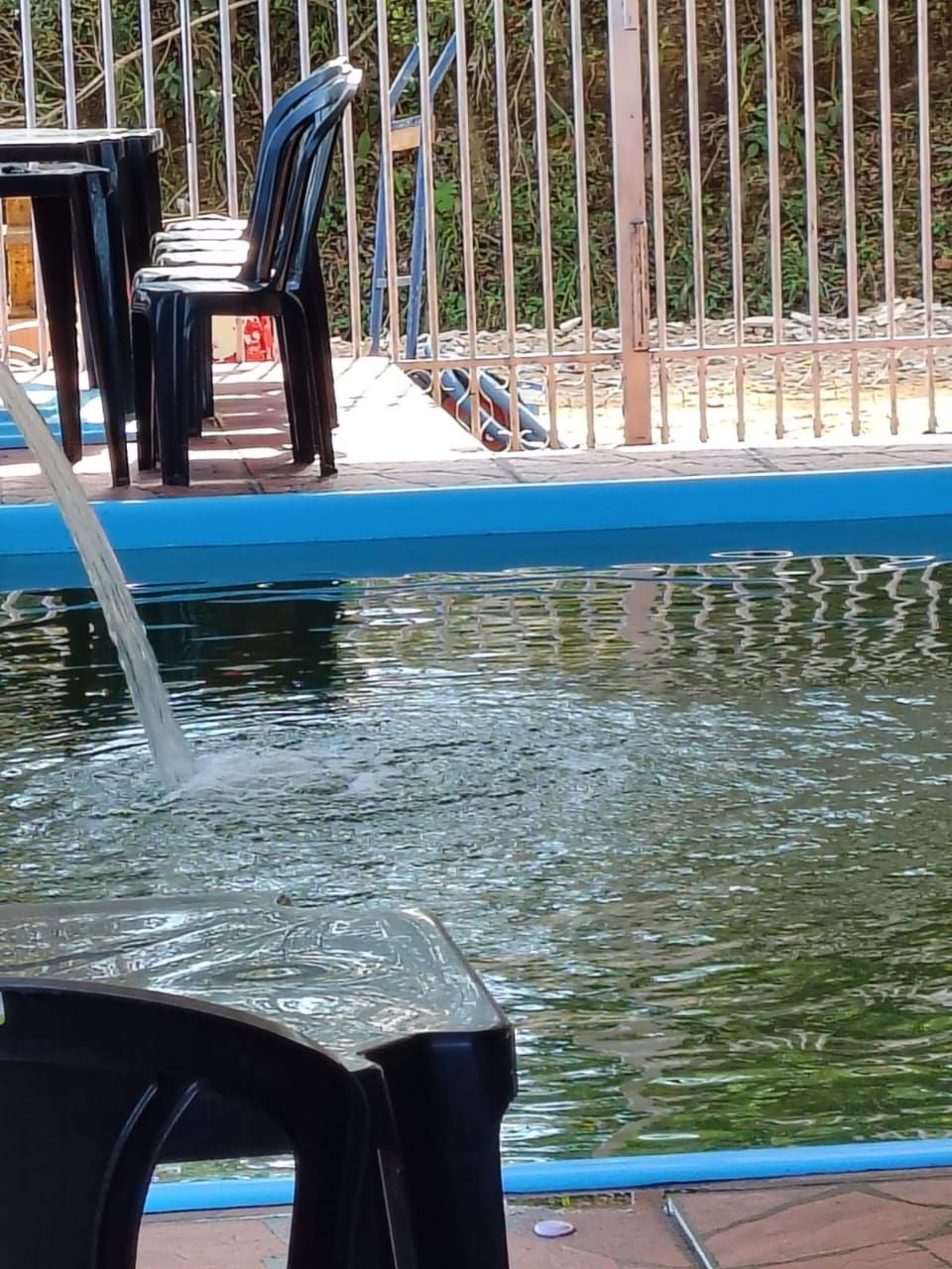 Piscina com cascata de água corrente